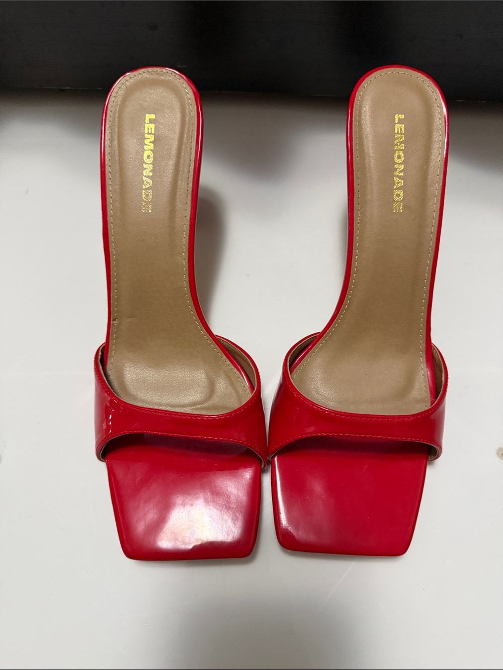 Lemon Red Patent Square-Toe Slide Heels en (perfecto estado )